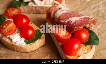 Trois bruschetta fraîches sur papier artisanal. Délicieux en-cas Banque D'Images