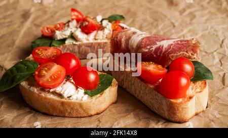 Trois bruschetta fraîches sur papier artisanal. Délicieux en-cas Banque D'Images