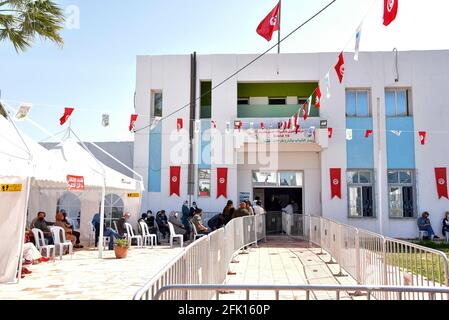 Tunis, Tunisie. 31 mai 2020. Les gens attendent de recevoir une dose du vaccin Pfizer-BioNTech COVID-19 au Centre jeunesse Ariana, car les centres de vaccination de tout le pays connaissent un afflux d'inscriptions pendant le Ramadan. (Photo de Jdidi Wassim/SOPA Images/Sipa USA) crédit: SIPA USA/Alay Live News Banque D'Images