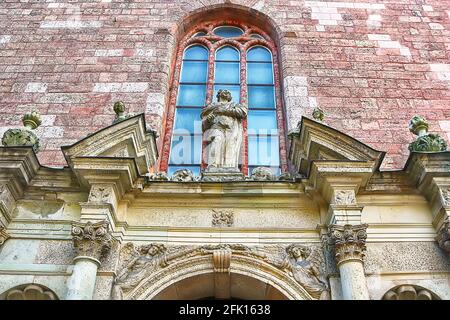 Vue de dessus de l'entrée de l'église Saint-Pierre, Riga, Lettonie. C'est une église de l'Église évangélique luthérienne de Lettonie Banque D'Images