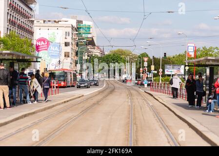 Bratislava. Slovaquie. Printemps 2019. Tramway et arrêt de bus à Bratislava. Transports publics en Slovaquie. Rue dans la ville Banque D'Images