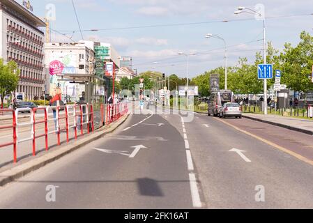 Bratislava. Slovaquie. Printemps 2019. Tramway et arrêt de bus à Bratislava. Transports publics en Slovaquie. Rue dans la ville Banque D'Images