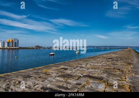 Bateaux à voile amarrés dans le port de Granton le jour ensoleillé, Firth of Forth, Édimbourg, Écosse, Royaume-Uni Banque D'Images