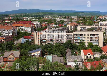 Paysage de la ville d'Uzhhorod avec des maisons toits à Zakarpattya, Ukraine Banque D'Images