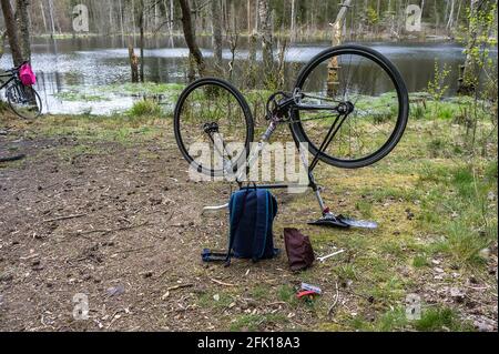 Région de Kaliningrad, Russie, 26 avril 2020. Lubrification de la chaîne et nettoyage de la moto. Prenez soin de votre vélo. Lubrifier et nettoyer les pièces du vélo. Réf Banque D'Images