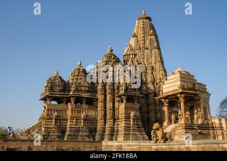 Le temple de Kandariya Mahadev et le temple de Mahadeva à Khajuraho, Madhya Pradesh, Inde. Fait partie du Groupe de monuments de Khajuraho. Banque D'Images