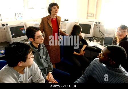 Estelle Mooris, secrétaire à l'éducation, à l'Académie William Moris Hammersmith ce matin le jour où le papier vert est sorti.12 Février 2002 photo Andy Paradise Banque D'Images