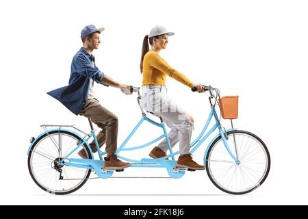 Photo pleine longueur d'un jeune homme et d'une jeune femme vélo en tandem isolé sur fond blanc Banque D'Images