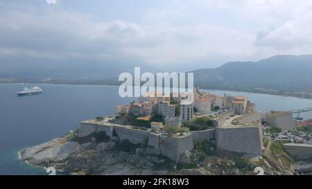 CALVI, FRANCE - 22 avril 2020 : Calvi, belle ville sur l'île de Corse, France, Europe Vieille ville avec citadelle. Banque D'Images