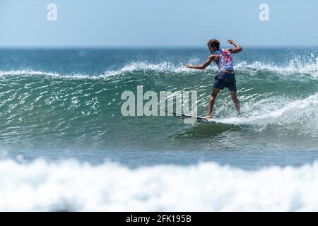 Plage de Venao, Panama, Amérique centrale - 02-23-2021 - Jeune surfeur qui casse la vague, photographié en format horizontal avec un espace de copie disponible. Banque D'Images