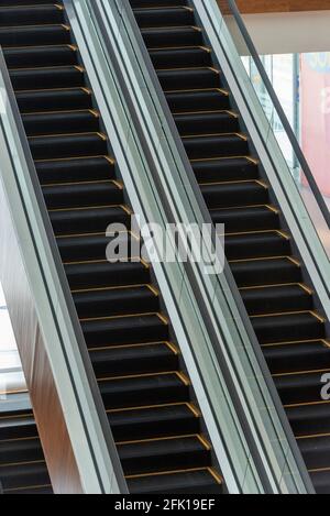 Photographie d'escaliers mécaniques dans un centre commercial, sans personne. Banque D'Images