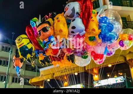 Bangkok Thaïlande 22. Mai 2018 Khaosan Khao San Kaosan Road ballons vendant à la fête populaire la nuit à Bangkok Thaïlande. Banque D'Images