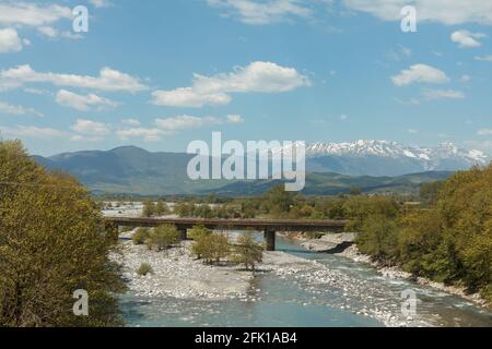 Pont sur la rivière Vjosa près de la rivière Konitsa dans le nord-ouest de la Grèce avec des montagnes en arrière-plan Banque D'Images