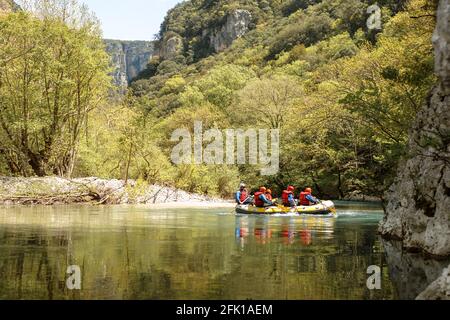 Rafting sur la rivière Vjose ou sur la rivière Aoos dans Vikos National parc près du pont en pierre de Kleidonia Banque D'Images