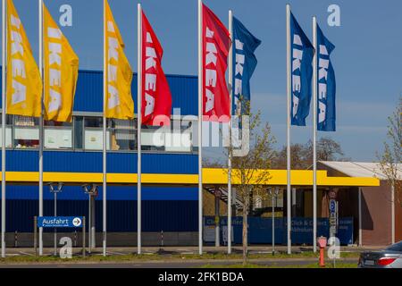 KOBLENZ, ALLEMAGNE - 22 avril 2021: Koblenz, Allemagne - 22 avril 2021: Drapeaux en bleu, rouge et jaune avec le logo IKEA devant le magasin IKEA Banque D'Images