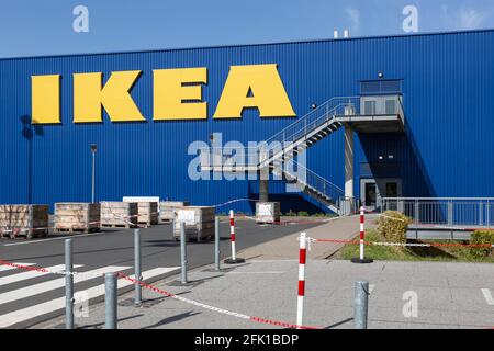 KOBLENZ, ALLEMAGNE - 22 avril 2021: Koblenz, Allemagne - 22 avril 2021: Façade du magasin IKEA avec barrières et pellets en premier plan Banque D'Images