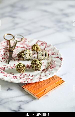 Vintage regardant encore la vie de fleurs de cannabis blanc de Berry Banque D'Images