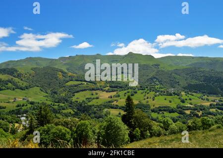 Vue magnifique sur un panorama des montagnes volcaniques dans un parc national dans une région sauvage, en Auvergne Banque D'Images