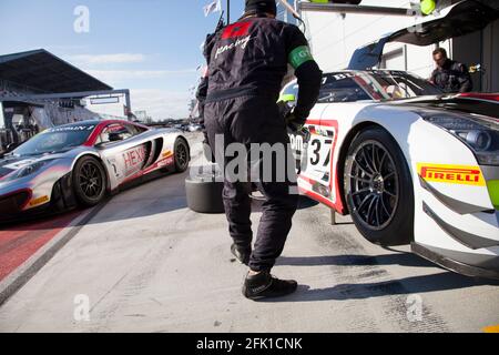 Remplacement des roues de la McLaren GT MP4-12C de l'équipe Hexis Racing au Championnat d'Europe FIA GT1 sur le circuit de Moscou dans la région de Moscou, en Russie Banque D'Images