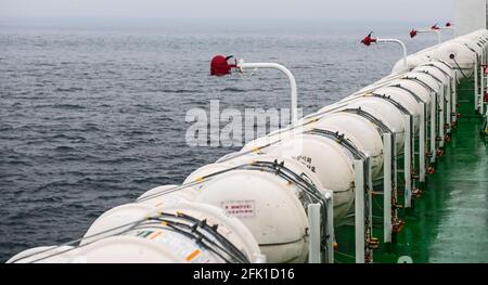 Radeaux de sauvetage autogonflables sur le ferry pour Jeju Island Banque D'Images