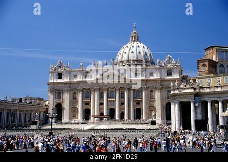 Les foules se rassemblent sur la place Saint-Pierre, avant une cérémonie avec le Pape, Cité du Vatican, Rome, Italie Banque D'Images