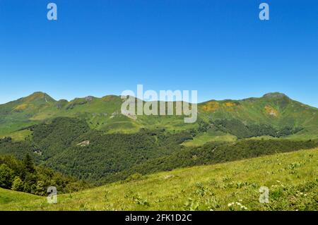 Vue magnifique sur un panorama des montagnes volcaniques dans un parc national dans une région sauvage, en Auvergne Banque D'Images