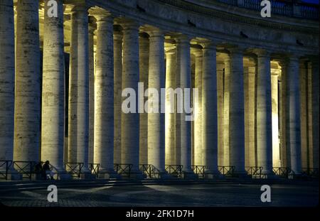 Bernini's Colonnade à la basilique Saint-Pierre, Vatican, Rome, Italie. Banque D'Images