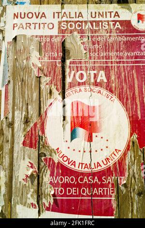 Des affiches lavées sur une clôture en bois, Palerme, Sicile, Italie, Europe du Sud Banque D'Images