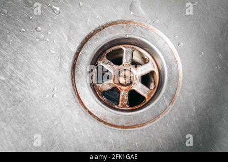 Évier de cuisine sec avec gouttes d'eau et drain sale Banque D'Images