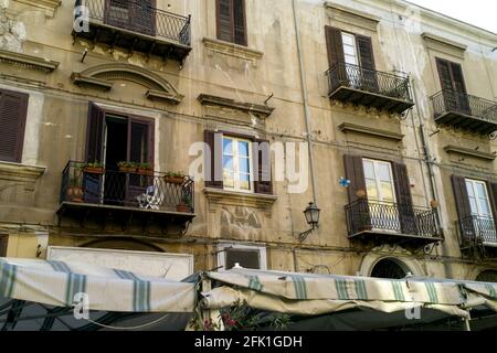 Bâtiment dans un vieux quartier, Palerme, Sicile, Italie, Europe du Sud Banque D'Images