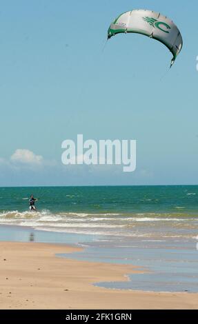 porto seguro, bahia, brésil - 5 mars 2009 : le kitesurf praticien est vu naviguer avec son cerf-volant et monter sur la plage dans la ville de Porto Seguro Banque D'Images