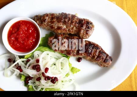 Veau lula kebab avec oignons sur l'assiette dans le restaurant Banque D'Images