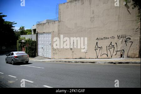 salvador, bahia, brésil - 17 février 2021 : des inscriptions en spray sont visibles sur un mur de la ville de Salvador. *** Légende locale *** Banque D'Images