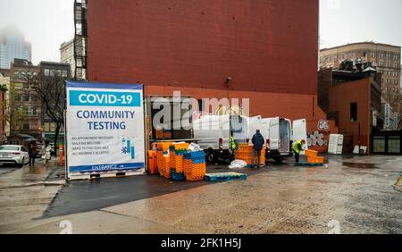 Une installation de test COVID-19 dans le quartier de Tribeca à New York partage un parking inutilisé avec Amazon distribution, vu le dimanche 11 avril 2021. (© Richard B. Levine) Banque D'Images