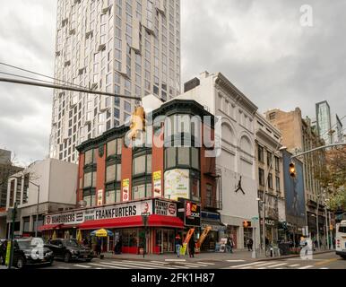 Le développement dans le centre-ville de Brooklyn à New York contraste avec les anciens bâtiments de faible hauteur, le dimanche 18 avril 2021. En raison du développement accru dans la région, notamment des immeubles d'appartements de luxe, des chaînes de magasins et des détaillants haut de gamme sont en train d'intervenir. (© Richard B. Levine) Banque D'Images