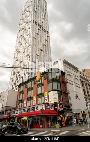 Le développement dans le centre-ville de Brooklyn à New York contraste avec les anciens bâtiments de faible hauteur, le dimanche 18 avril 2021. En raison du développement accru dans la région, notamment des immeubles d'appartements de luxe, des chaînes de magasins et des détaillants haut de gamme sont en train d'intervenir. (© Richard B. Levine) Banque D'Images