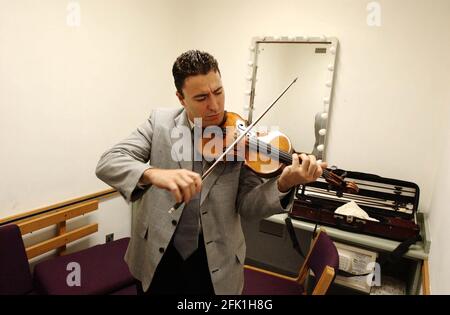 Le violoniste Maxim Vengerov se met à l'écoute avant la cérémonie de remise des prix de Les 2002 prix de gramophone au Barbican qu'il a reçus Prix "artiste de l'année".30 septembre 2002 photo Andy Paradise Banque D'Images