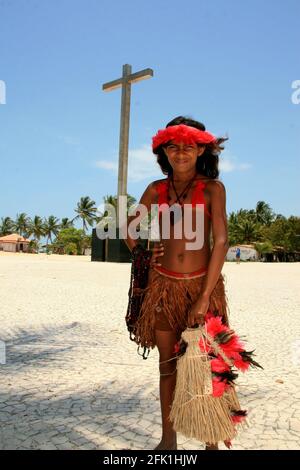 santa cruz cabralia, bahia, brésil - 6 novembre 2008: Les jeunes indiens de pataxo sont vus vendre pataxo indian aresenato dans le Coroa Vermelh Banque D'Images