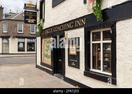 Broughty Ferry, Dundee, Tayside, Écosse, 26 avril 2021 : le gouvernement écossais a assoupli les restrictions de verrouillage, permettant aux pubs de rouvrir dans un environnement extérieur. Cependant, certains pubs ne disposent pas de ces installations et restent fermés. Menant à la frustration, comme nous l’avons vu ici, à l’Eagle Coaching Inn, situé au cœur de Broughty Ferry, des graffitis sont pulvérisés sur une fenêtre boarisée, « l’esturgeon jaune s’est fait observer » en référence à la décision du premier ministre d’imposer des restrictions sur la façon dont les pubs doivent fonctionner en extérieur. Alors que l'Écosse passe d'un verrouillage complet à un verrouillage de niveau 3. Banque D'Images