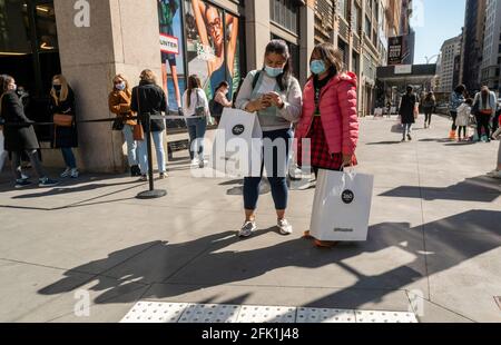 Les clients les plus exigeants se font la queue devant un magasin de vente d'échantillons de 260 à New York le vendredi 23 avril 2021 pour acheter un assortiment de marchandises à prix réduit. (© Richard B. Levine) Banque D'Images