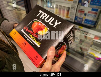 Un client choisit Boston Beer Co.Õs Truly Hard Seltzer dans un supermarché à New York le vendredi 23 avril 2021. (© Richard B. Levine) Banque D'Images