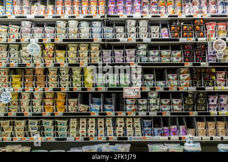 Récipients de différentes marques de yaourt, y compris Chobani et Fage, dans un réfrigérateur de supermarché à New York le mardi 20 avril 2021. (© Richard B. Levine) Banque D'Images