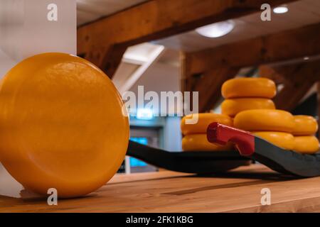 La tête de fromage sur les étagères de l'entrepôt aux pays-bas ciel ouvert musée. Production de fromage hollandais. Fromage Holland stocké pour le processus de vieillissement. Souvenir de Hollande. Mise au point sélective Banque D'Images
