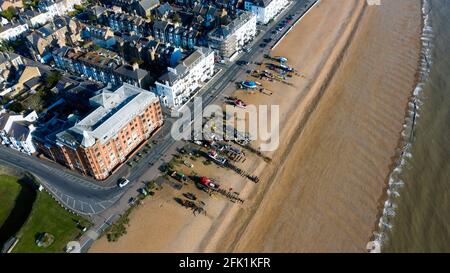 Vue aérienne des bateaux de pêche établis sur Deal Beach Banque D'Images