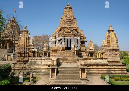 Le temple de Lakshmana à Khajuraho, Madhya Pradesh, Inde. Fait partie du Groupe de monuments de Khajuraho, un site du patrimoine mondial de l'UNESCO. Banque D'Images