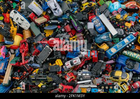 Prague, CZ 25 avril 2021: Voitures tas de jouets rétro vintage utilisé, cassé ou endommagé couleurs assorties Cabs. Beaucoup de voiture jouet pour la réutilisation sur le marché, un Banque D'Images