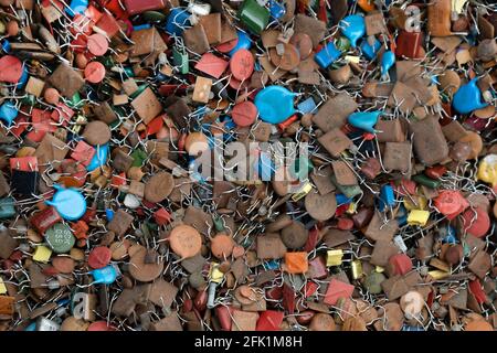 Prague, CZ 25 avril 2021: Tas de vieux condensateurs rétro colorés utilisés de divers panneaux de gadgets électroniques, recyclage. ÉDITORIAL Banque D'Images