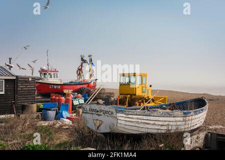 Beach Suffolk UK, vue sur les bateaux de pêche dessinés sur la plage de galets à Aldeburgh, Suffolk, Angleterre, Royaume-Uni. Banque D'Images