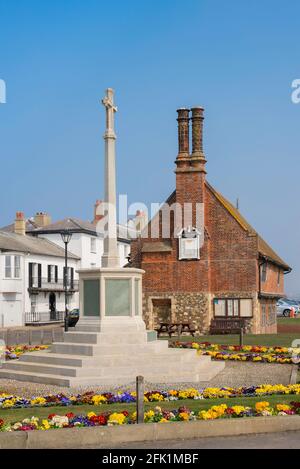 Mémorial de guerre d'Aldeburgh, vue en été de la croix du mémorial de guerre et du hall de Moot du XVIe siècle situé sur le front de mer d'Aldeburgh, Suffolk, Angleterre, Royaume-Uni Banque D'Images