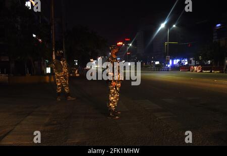 Guwahati, Assam, Inde. 27 avril 2021. Le personnel de sécurité garde la vigilance sur la route GS déserte le 1er jour du couvre-feu de nuit imposé par l'administration de l'État en raison d'une pandémie de coronavirus à Guwahati Assam India le mardi 27 avril 2021. Le couvre-feu de nuit est imposé d'aujourd'hui au 1er mai 2021 de 8 h à 5 h à travers le Crédit d'État : Dasarath Deka/ZUMA Wire/Alay Live News Banque D'Images